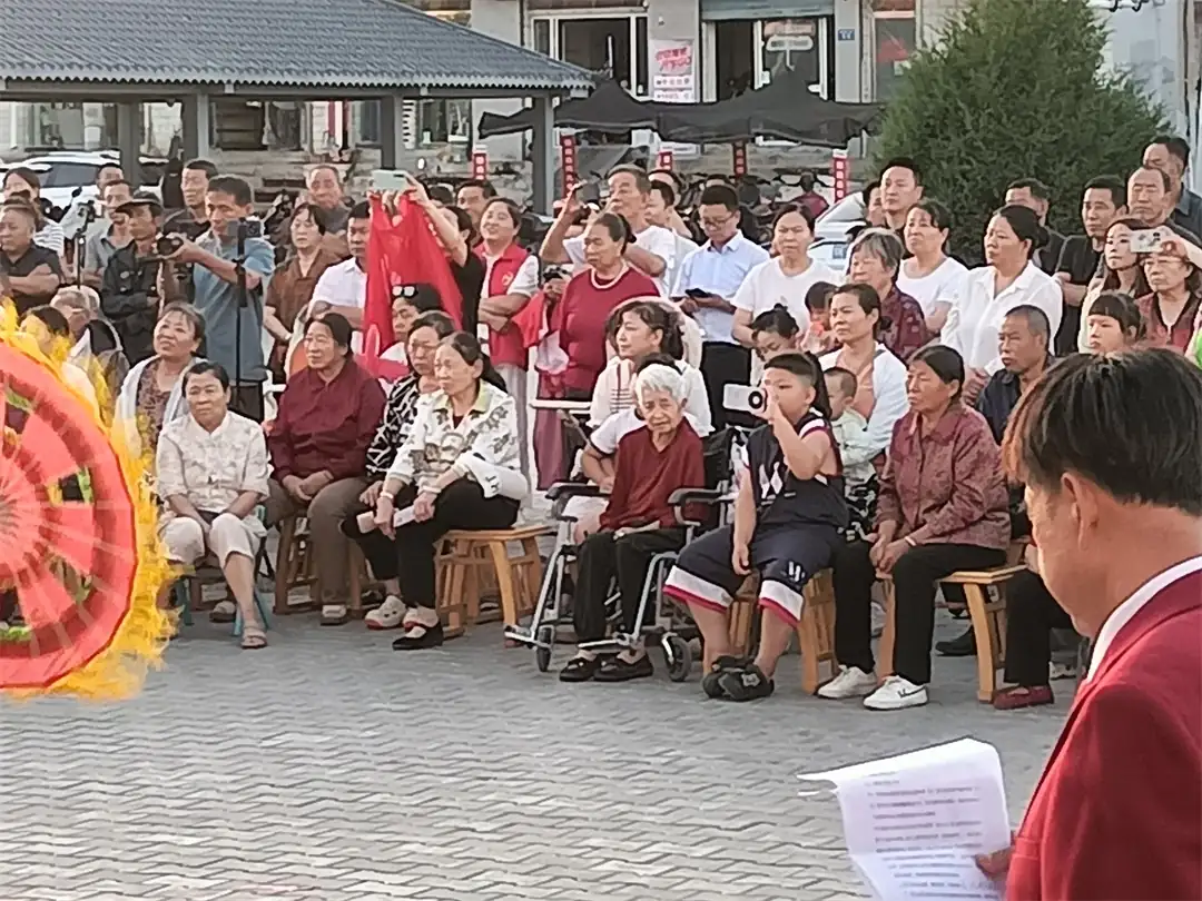 8月13日,民政老龄办联合榆阳区崇文路街道葡萄园社区在零工市场广场举办“桑榆心向党 晚霞绽光彩”银龄志愿文艺汇演