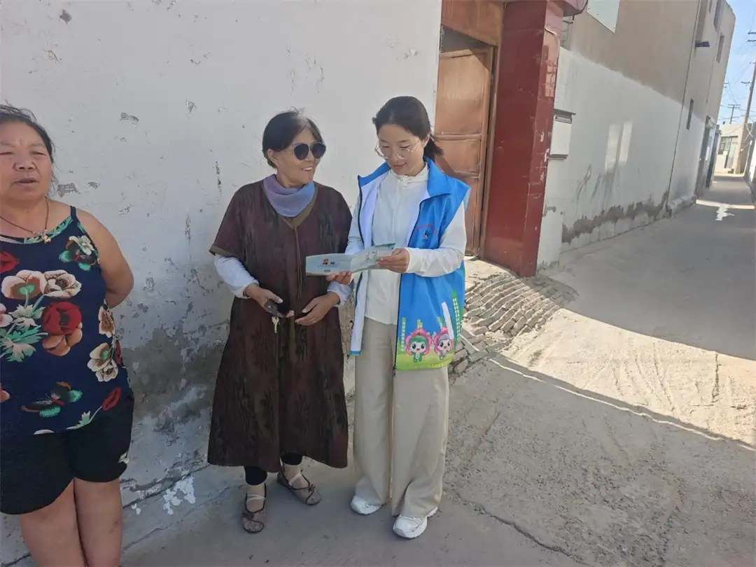 8月14日,榆阳区鼓楼街道城隍庙滩社区开展“养成分类好习惯 循环利用共受益”垃圾分类宣传