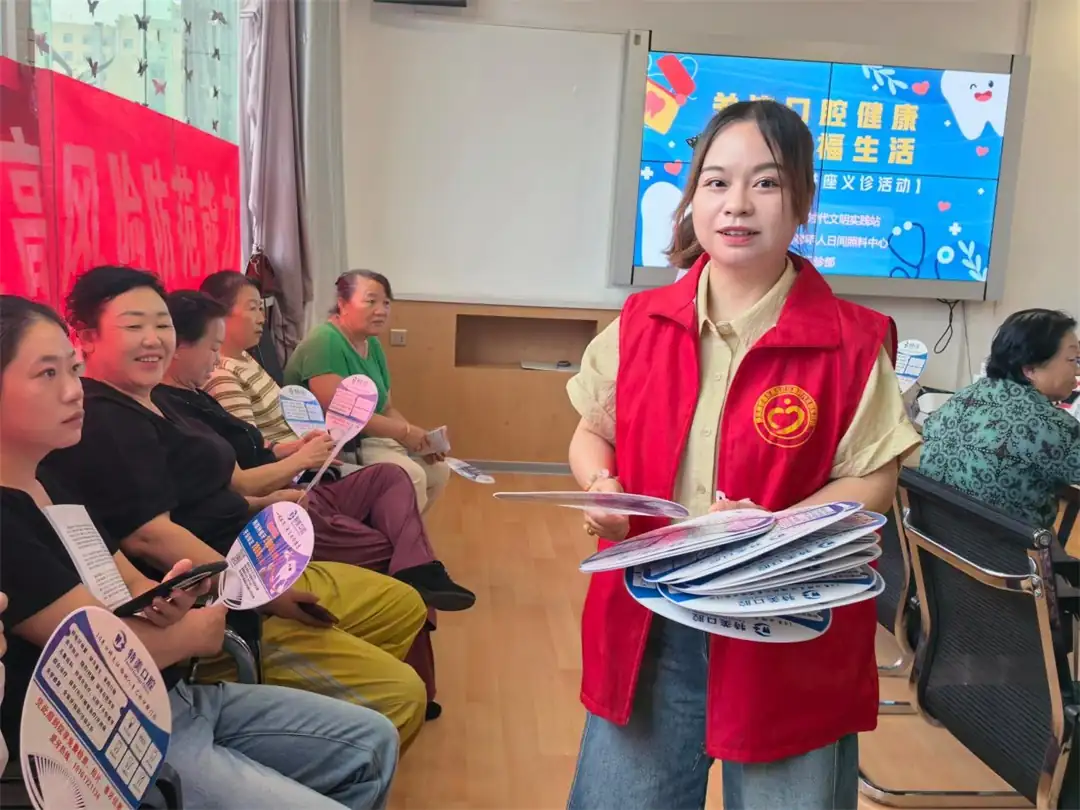 近日，榆阳区明珠路街道东环路社区联合日间照料中心、特美口腔开展趣味口腔义诊