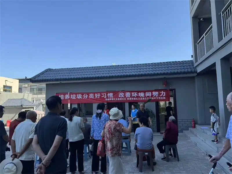 8月15日,榆阳区鼓楼街道红文昌楼社区开展垃圾分类宣传