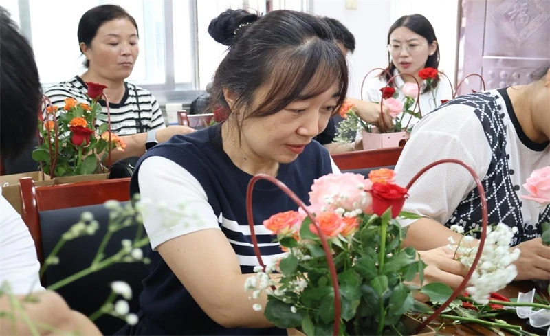 榆阳区鼓楼街道城隍庙滩社区:七夕裁花枝 初心赠良人