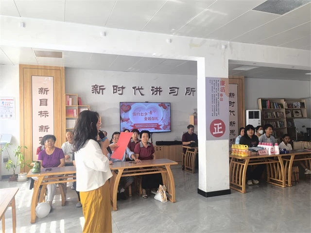 8月19日,榆阳区崇文路街道学院社区举办“情约七夕·金婚献礼”活动