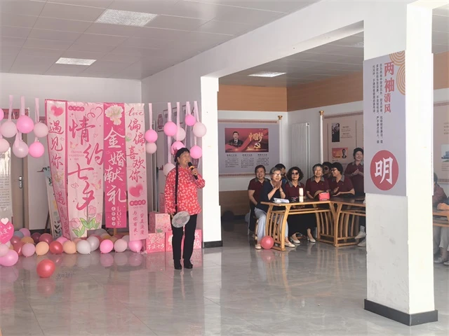 8月19日,榆阳区崇文路街道学院社区举办“情约七夕·金婚献礼”活动