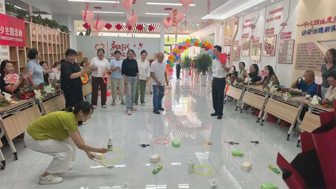 8月18日,榆阳区崇文路街道芹涧路社区开展“花香凝初心 聚力暖七夕”活动