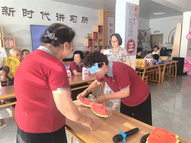 8月19日,榆阳区崇文路街道学院社区举办“情约七夕·金婚献礼”活动