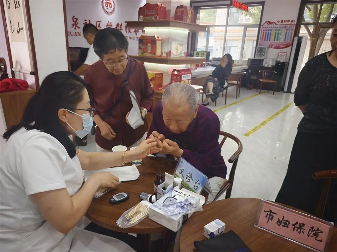 七夕佳节,榆阳区鼓楼街道普惠泉社区联合市妇幼保健院邀请9对金婚、银婚夫妇开展“情暖七夕 相守相伴”活动