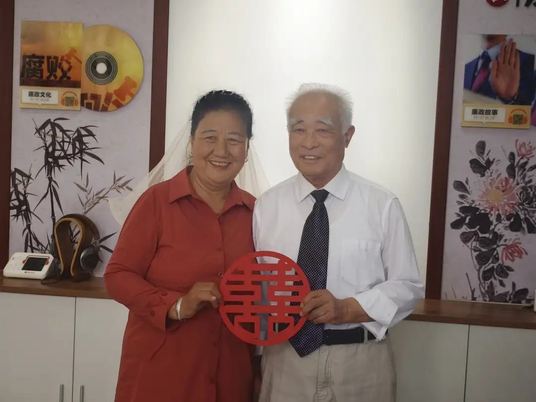 七夕佳节,榆阳区鼓楼街道普惠泉社区联合市妇幼保健院邀请9对金婚、银婚夫妇开展“情暖七夕 相守相伴”活动