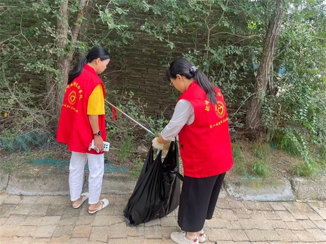 近日,榆阳区长虹路社区组织志愿者开展“净志”行动,清理长城及城隍庙周边步道、绿化带垃圾,消除卫生死角,擦亮古城风景线。