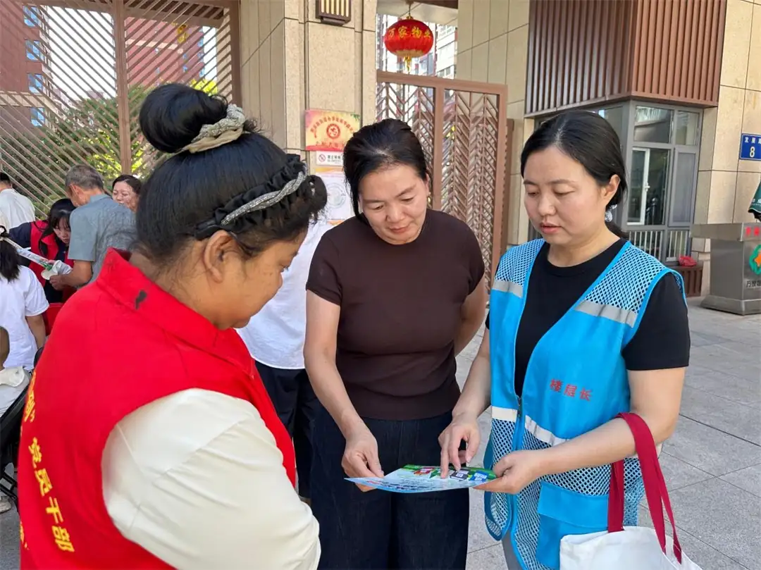 8月13日,榆阳区明珠路街道裕华路社区在和顺嘉苑东区开展“垃圾分类同行 干净驼城共享”活动