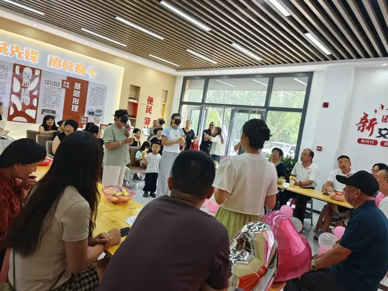 8月19日，榆阳区崇文路街道迎滨路社区开展“以花赴七夕 邻里叙温情”活动