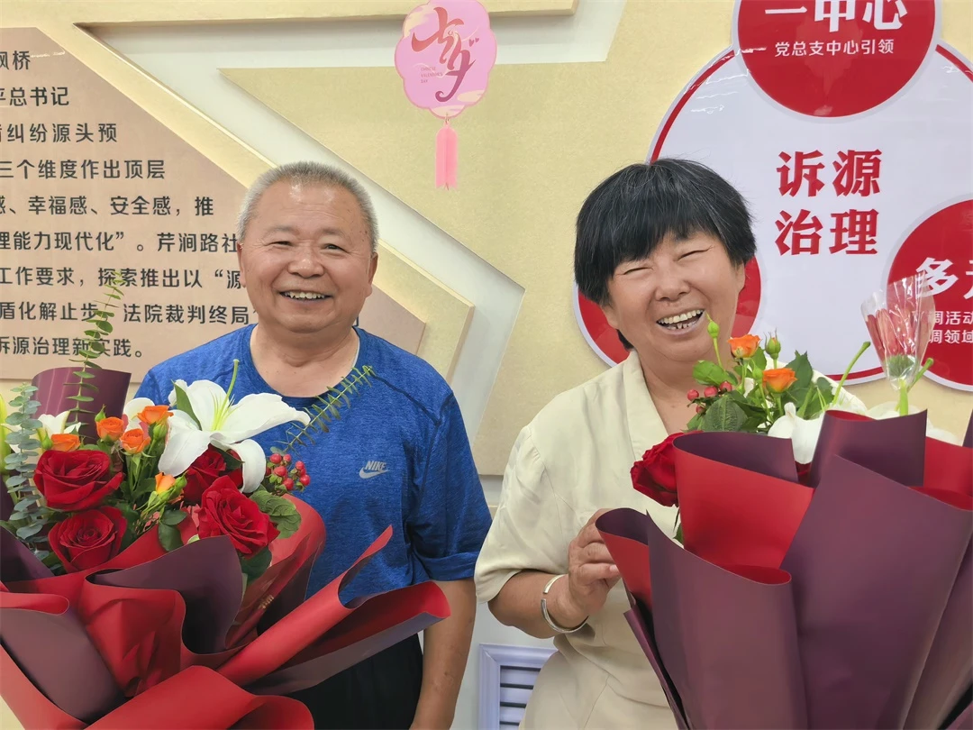 8月18日,榆阳区崇文路街道芹涧路社区开展“花香凝初心 聚力暖七夕”活动