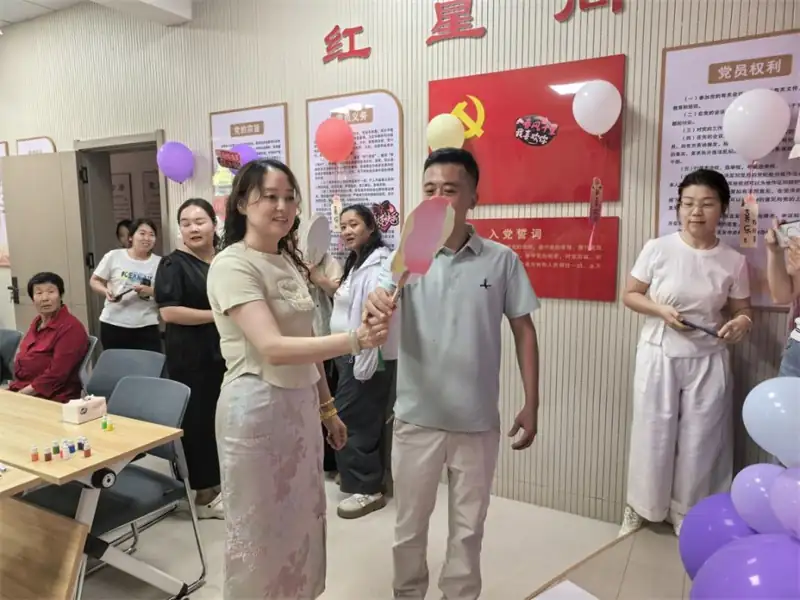 七夕前夕，榆阳区崇文路街道葡萄园社区联合新时代文明实践支队、日间照料中心开展“情暖七夕 相伴余生”活动