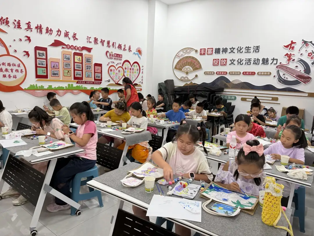 党员志愿者现场为青少年提供绘画指导,落实关爱未成年人服务