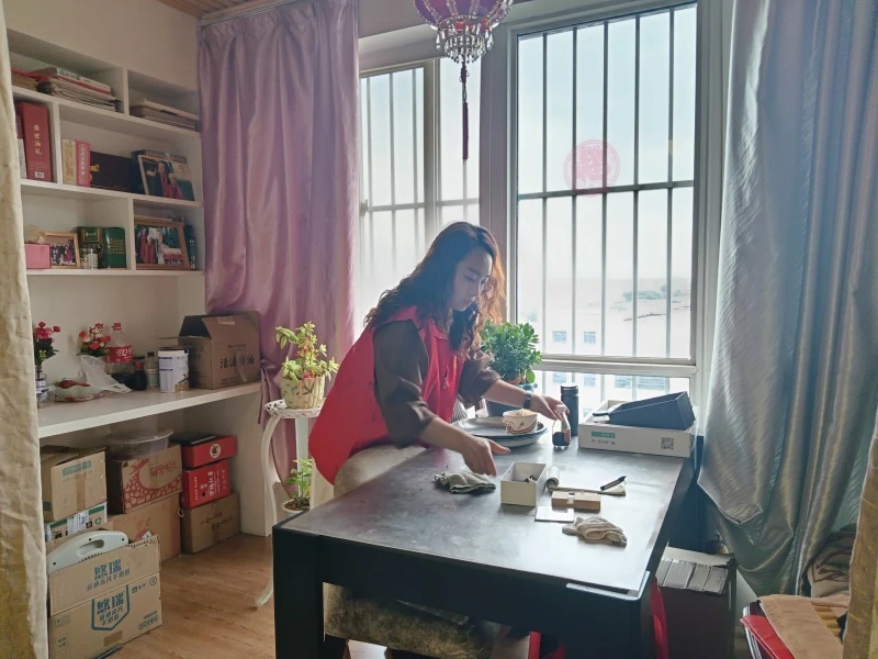 老人整理摆放生活物资,用心做好居家帮扶服务