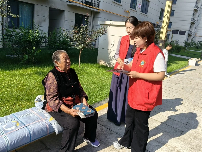 8月18日,榆阳区崇文路街道聚财社区人大联络站组织志愿者在融汇苑小区开展反诈宣传