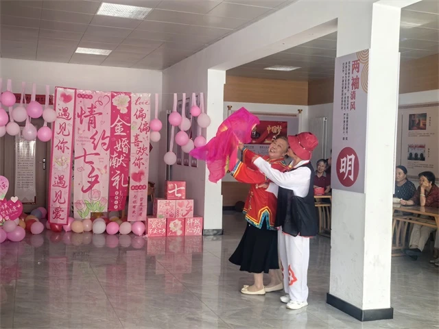 8月19日,榆阳区崇文路街道学院社区举办“情约七夕·金婚献礼”活动