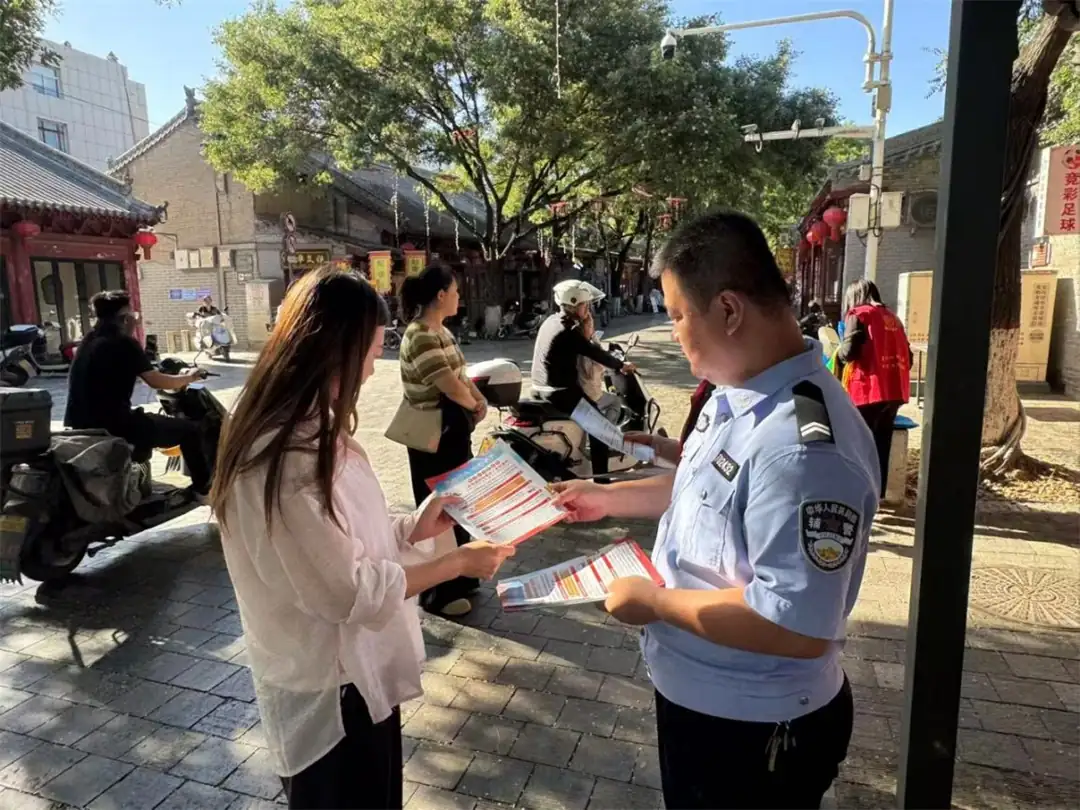 8月17日,榆阳区鼓楼街道红文昌楼社区联合警务力量开展严打“六霸”暨扫黑除恶专项宣传