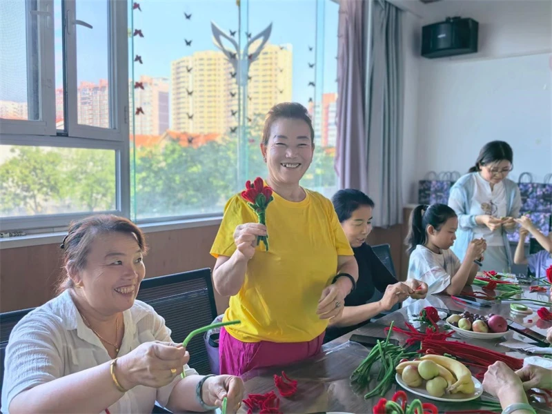 8月18日,榆阳区明珠路街道东环路社区联合街道实践所、日间照料中心举办七夕手作雅集,居民共学扭扭棒玫瑰制作,穿插文艺表演,银发夫妻与邻里同乐。
