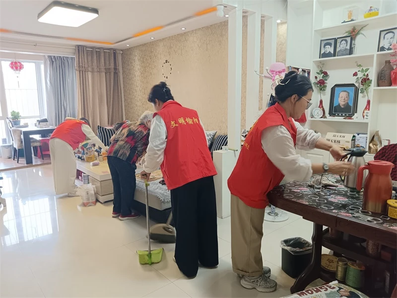 志愿者帮助老人清扫房屋,整理家中生活用品,改善居家环境