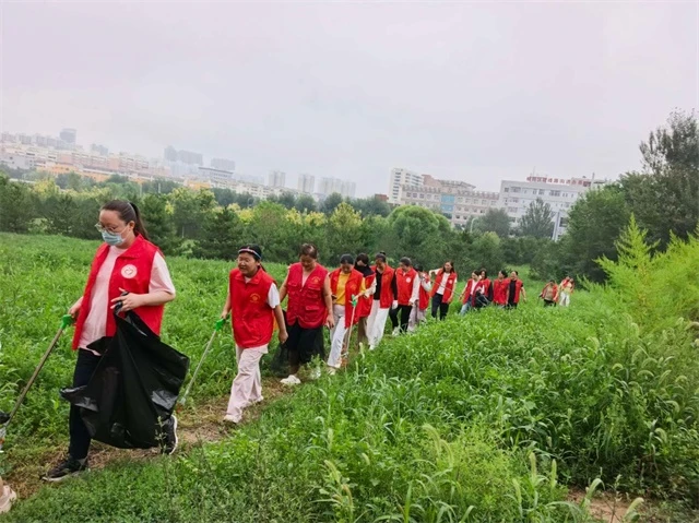 近日,榆阳区长虹路社区组织志愿者开展“净志”行动,清理长城及城隍庙周边步道、绿化带垃圾,消除卫生死角,擦亮古城风景线。