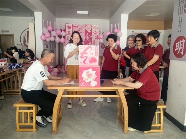 8月19日,榆阳区崇文路街道学院社区举办“情约七夕·金婚献礼”活动
