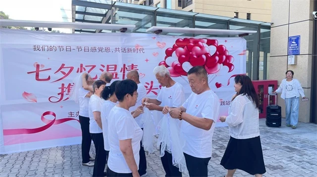 七夕前夕,榆阳区崇文路街道春苑社区联合区创建协调服务中心开展“七夕忆温情 携手共白头”活动