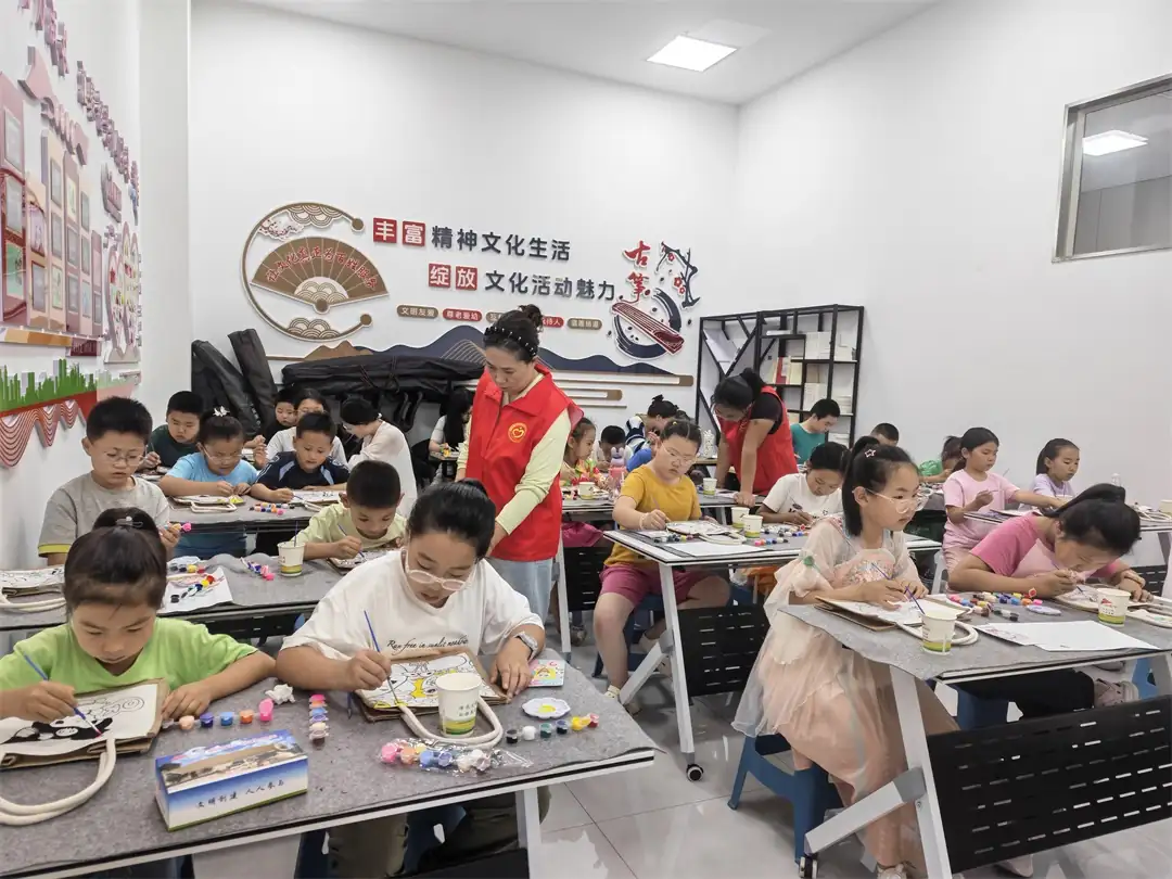 DIY活动现场,孩子们全神贯注投入手绘创作