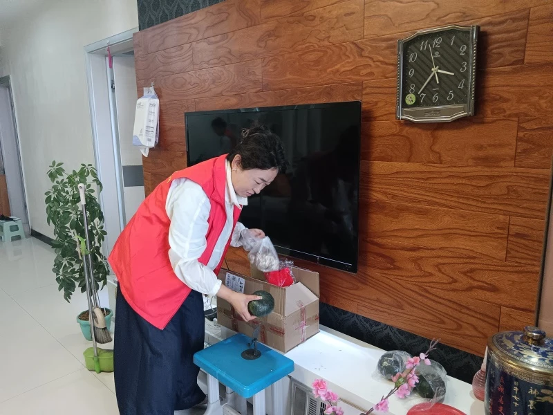 志愿者帮助老人清扫房屋,整理家中生活用品,改善居家环境