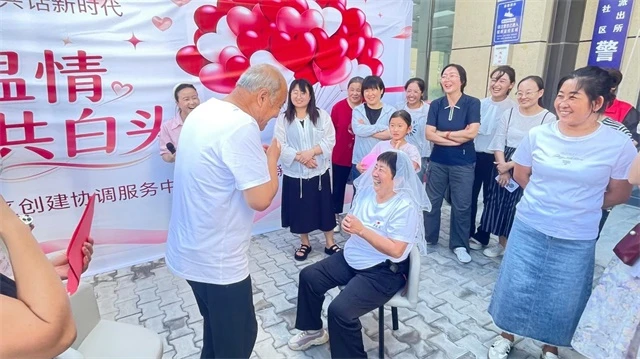 七夕前夕,榆阳区崇文路街道春苑社区联合区创建协调服务中心开展“七夕忆温情 携手共白头”活动
