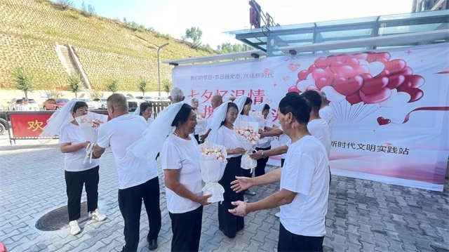 七夕前夕,榆阳区崇文路街道春苑社区联合区创建协调服务中心开展“七夕忆温情 携手共白头”活动