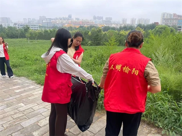 近日,榆阳区长虹路社区组织志愿者开展“净志”行动,清理长城及城隍庙周边步道、绿化带垃圾,消除卫生死角,擦亮古城风景线。