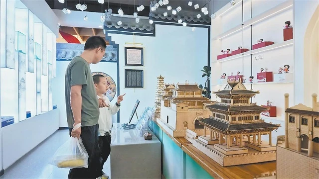 演出引客来 消费焕新彩——“清爽榆林”古城系列文艺演出释放夜间经济活力