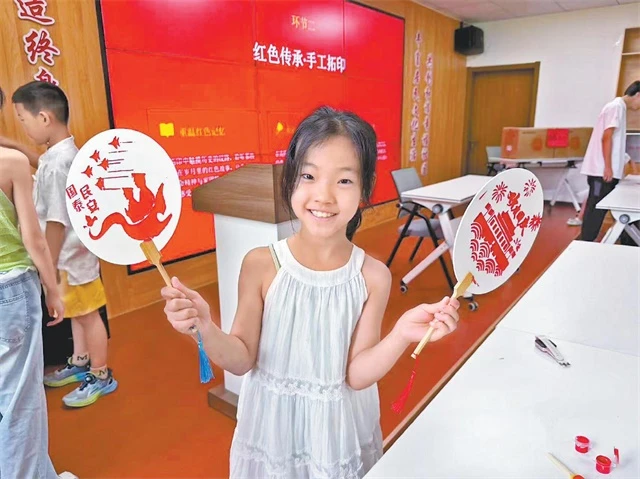 社区暑期课堂的孩子展示拓印作品。刘晓霞摄