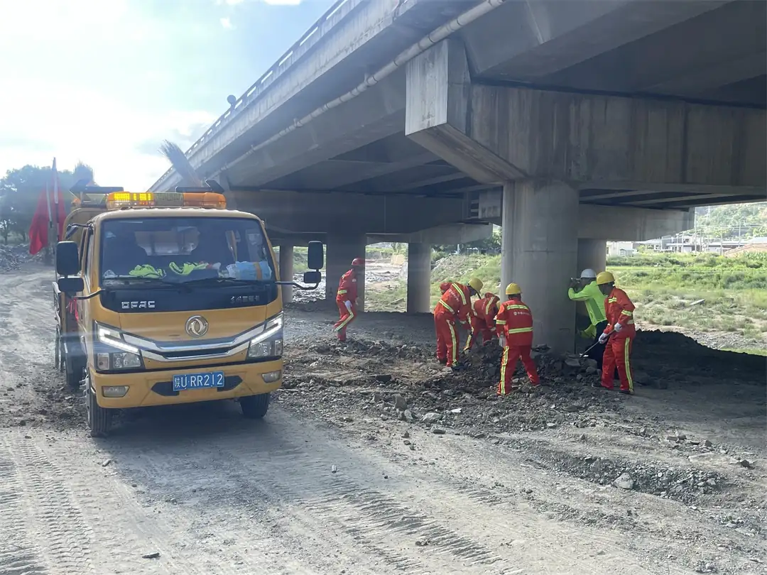 8月20日,陕西交控绥定分公司联合多部门开展第二轮公路防汛应急演练