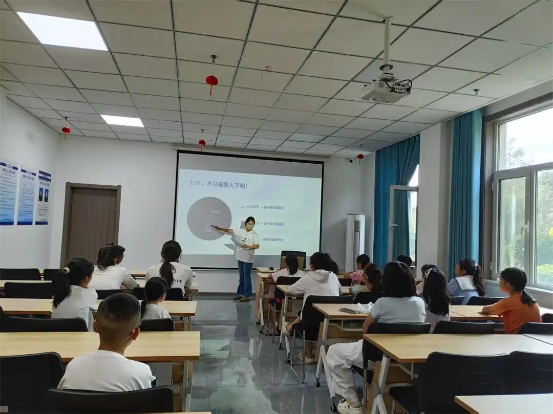 8月17日,榆阳区崇文路街道富庆路社区举办“乞巧绘团扇,传承中华情”活动,20名青少年参与。