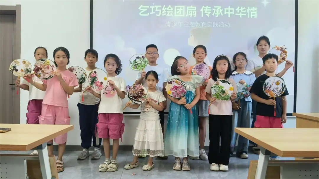 8月17日,榆阳区崇文路街道富庆路社区举办“乞巧绘团扇,传承中华情”活动,20名青少年参与。