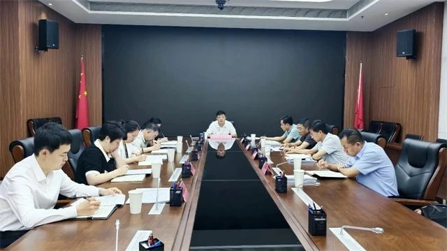 8月19日,横山区长王新刚主持召开区政府第六次常务会议