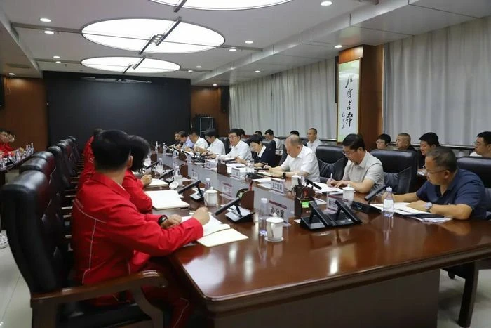 8月21日,定边县委书记李胜元调研延长油田定边采油厂页岩油开发平台建设,座谈协调难题。