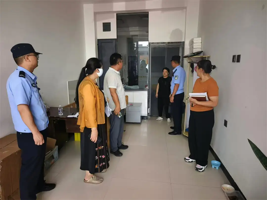 榆阳区崇文路街道葡萄园社区联合派出所、崇文医院常态化入户走访特殊人群,了解生活状况、开展健康指导与心理疏导,动态更新台账。