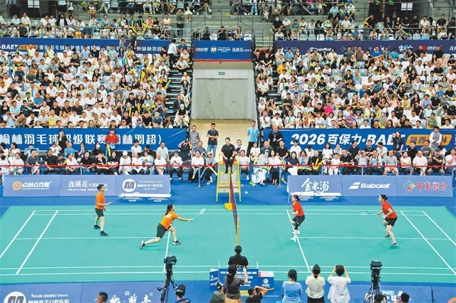 明星选手蔡侑玎(右二)、冯雪颖(右一)和业余选手武蕃(左一)、姚文迪在女双比赛中展开隔网对决。 记者康少勇摄