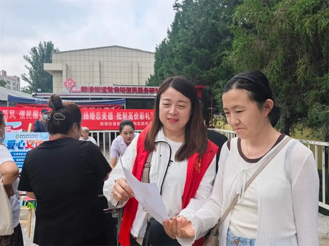 近日,榆阳区鼓楼街道鸳鸯湖社区开展“弘扬婚恋美德 抵制高价彩礼”宣传活动