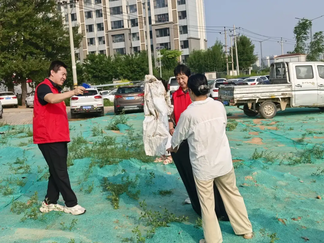 近日,榆阳区崇文路街道寨城庄社区开展“美丽中国 我是行动者”志愿服务活动