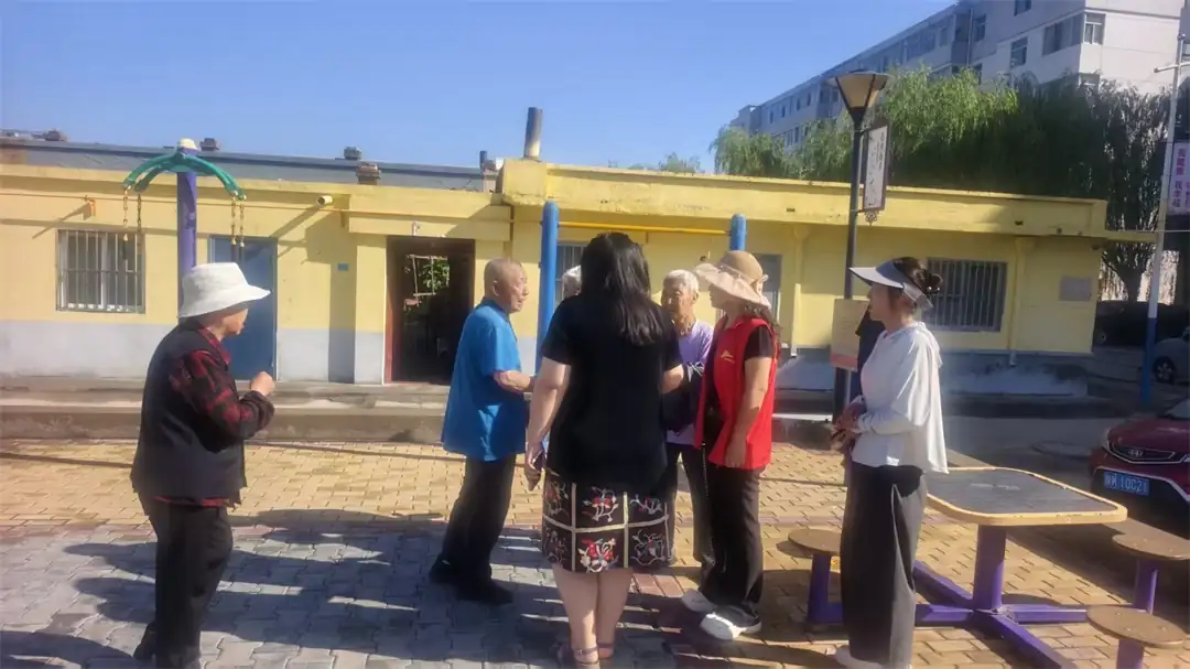 近日,榆阳区崇文路街道崇文路社区依托网格化治理,组织网格员、志愿者开展扫黑除恶入户宣传