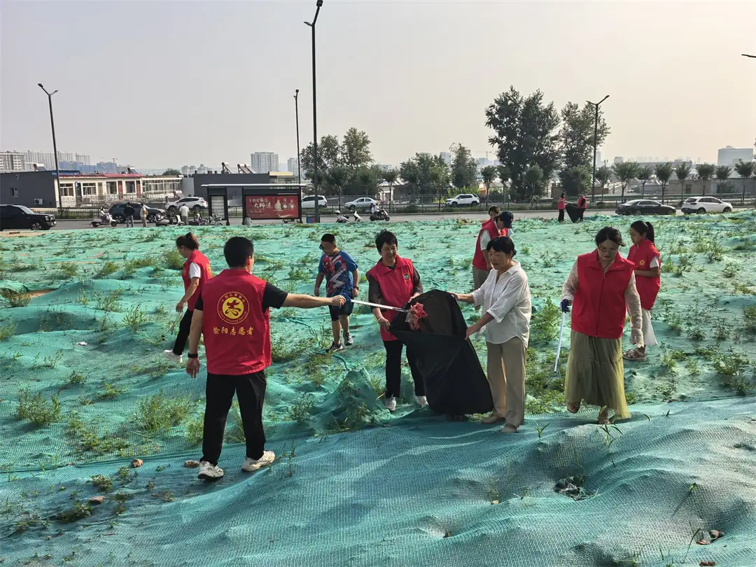 近日,榆阳区崇文路街道寨城庄社区开展“美丽中国 我是行动者”志愿服务活动