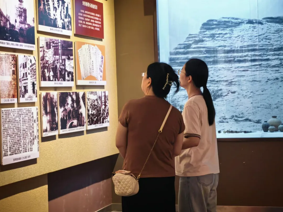 榆林市烈士陵园始建于1951年,安葬961名烈士,以墓区、纪念馆为载体,通过实物史料和红色宣讲开展爱国主义教育。