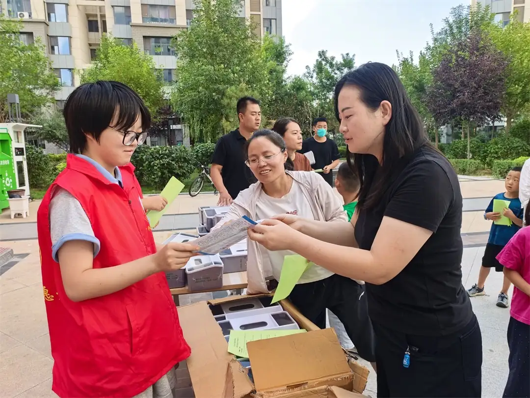 榆阳区崇文路街道寨城庄社区开展“扫黑除恶人人参与,平安社区家家受益”主题宣传