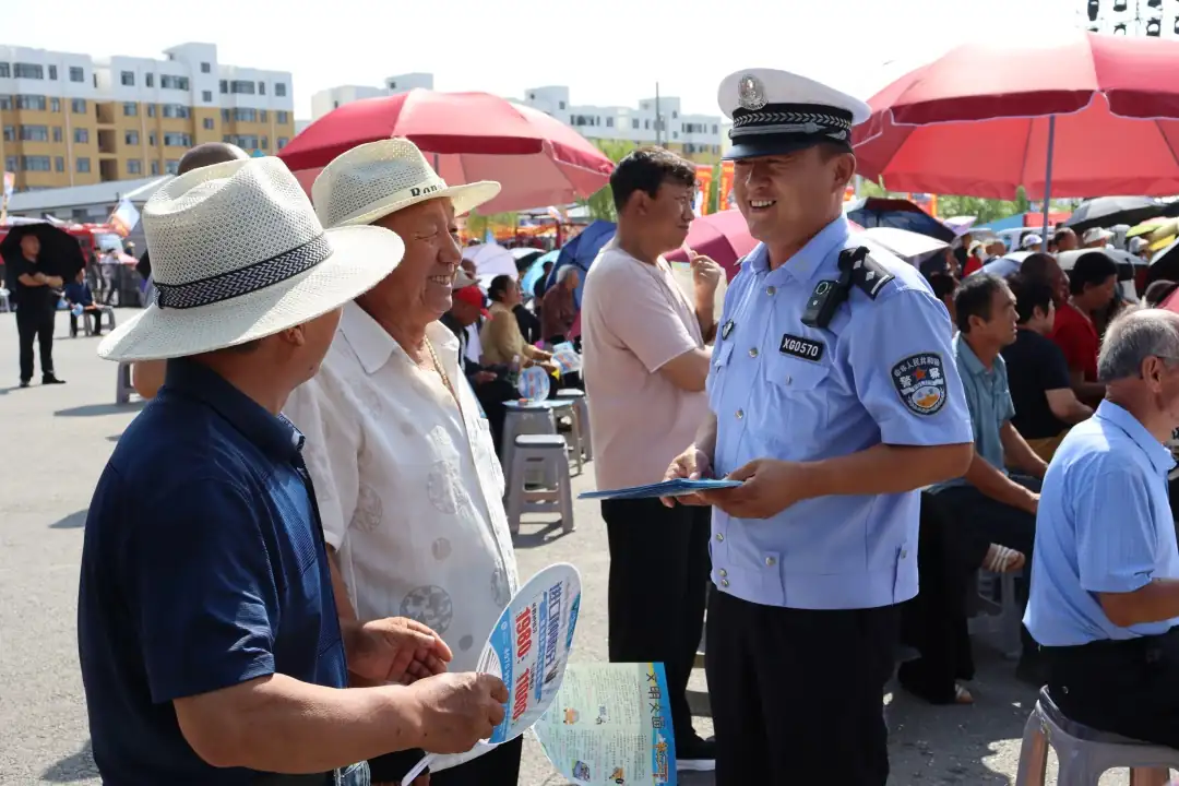 靖边交警全力保障“七月会”路畅人安