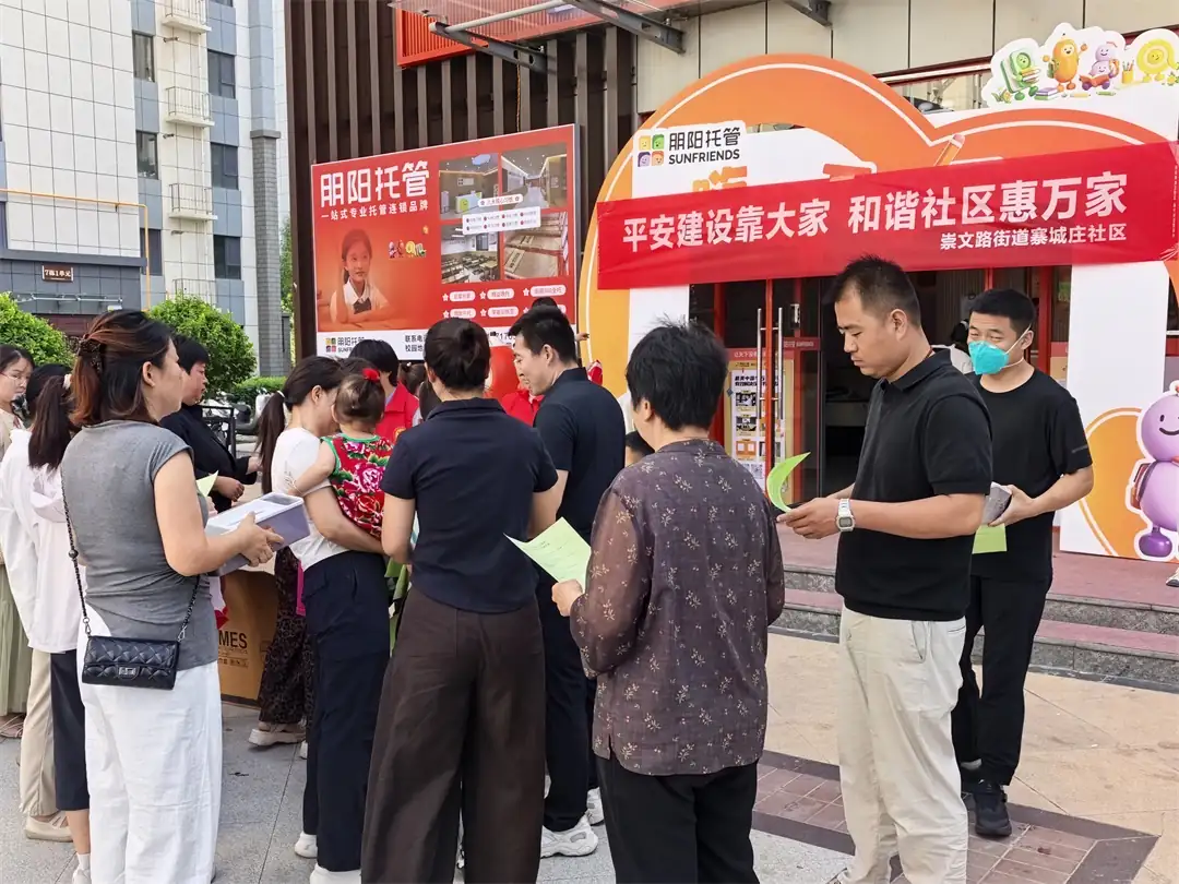 榆阳区崇文路街道寨城庄社区开展“平安建设靠大家，和谐社区惠万家”主题宣传