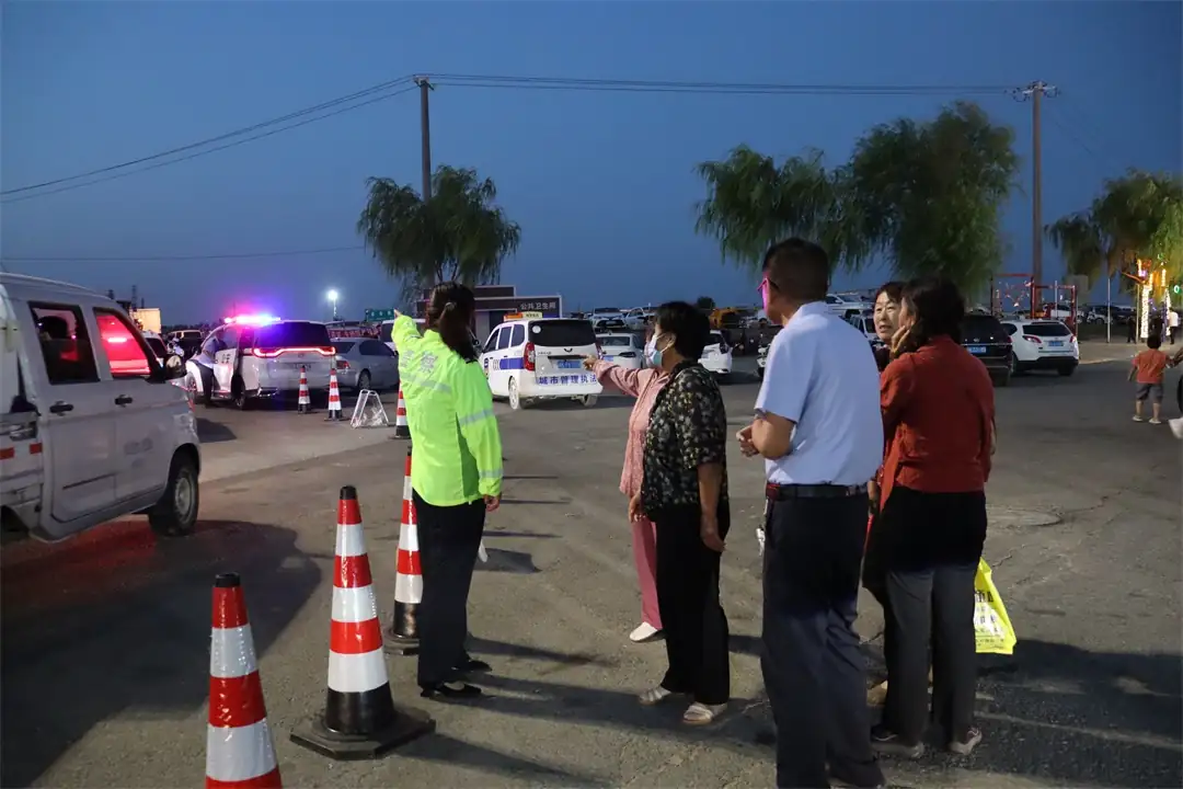 靖边交警全力保障“七月会”路畅人安