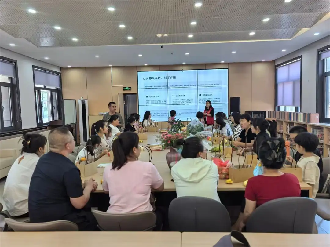 榆阳区鼓楼街道凯歌楼社区联合星元图书楼开展移风易俗蔬菜花篮DIY活动